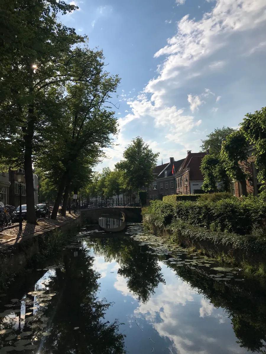 Een gracht in de binnenstad van Amersfoort met bomen en oude huizen