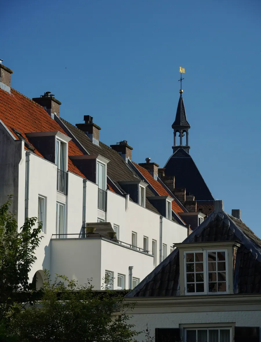 De Onze Lieve Vrouwetoren boven de daken van Amersfoort