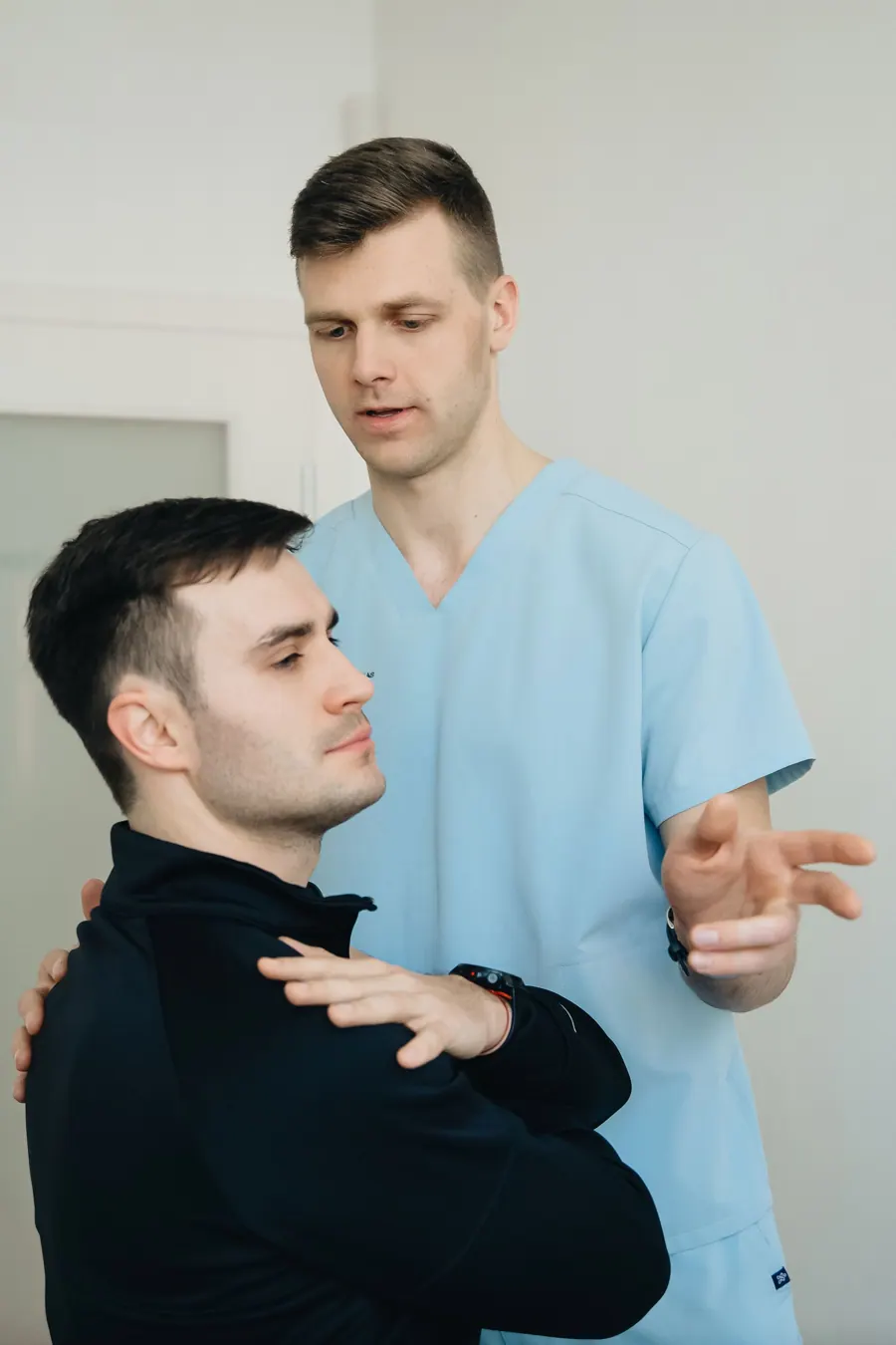 Daan behandelt de arm van een patiënt
