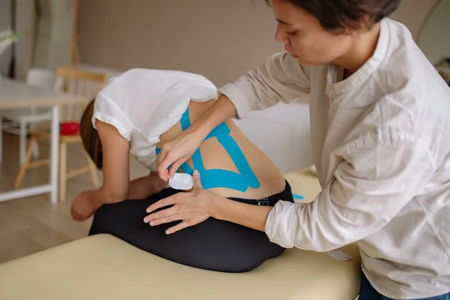 Noor tapet de knie van een patiënt