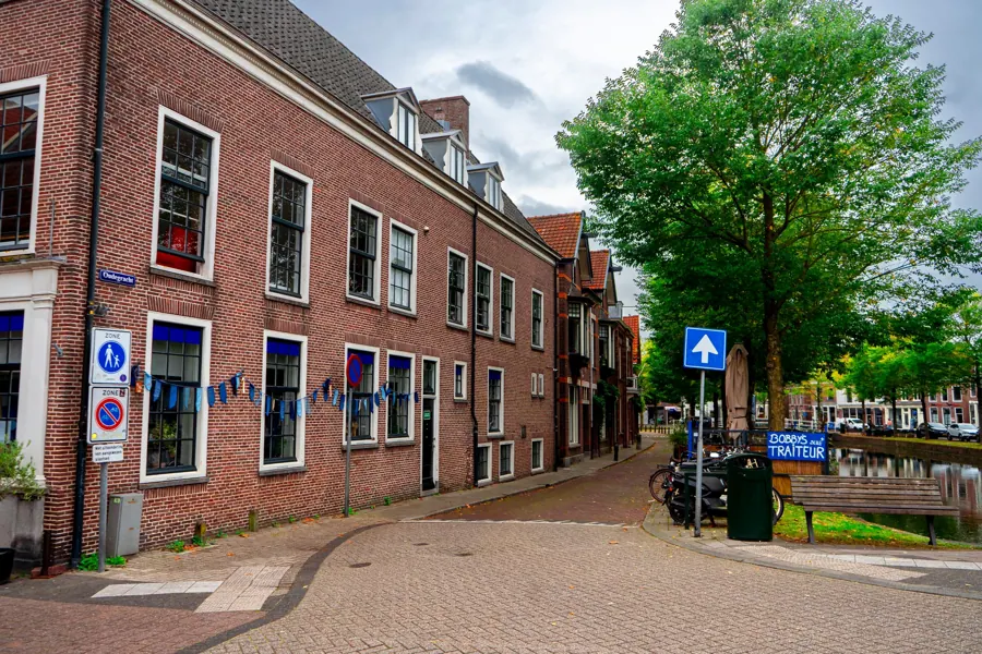 De Kleine Koppel in Amersfoort, met oude huizen aan het water
