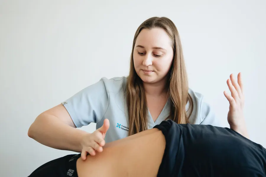 Sanne lacht tijdens een behandeling