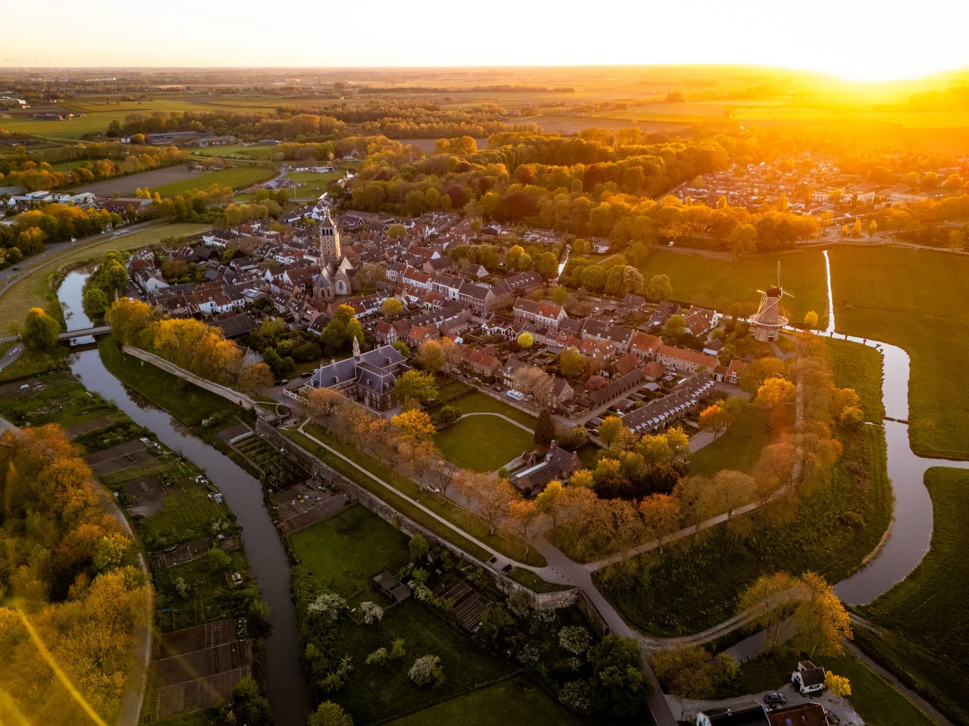 Luchtfoto van de vesting Naarden bij zonsondergang