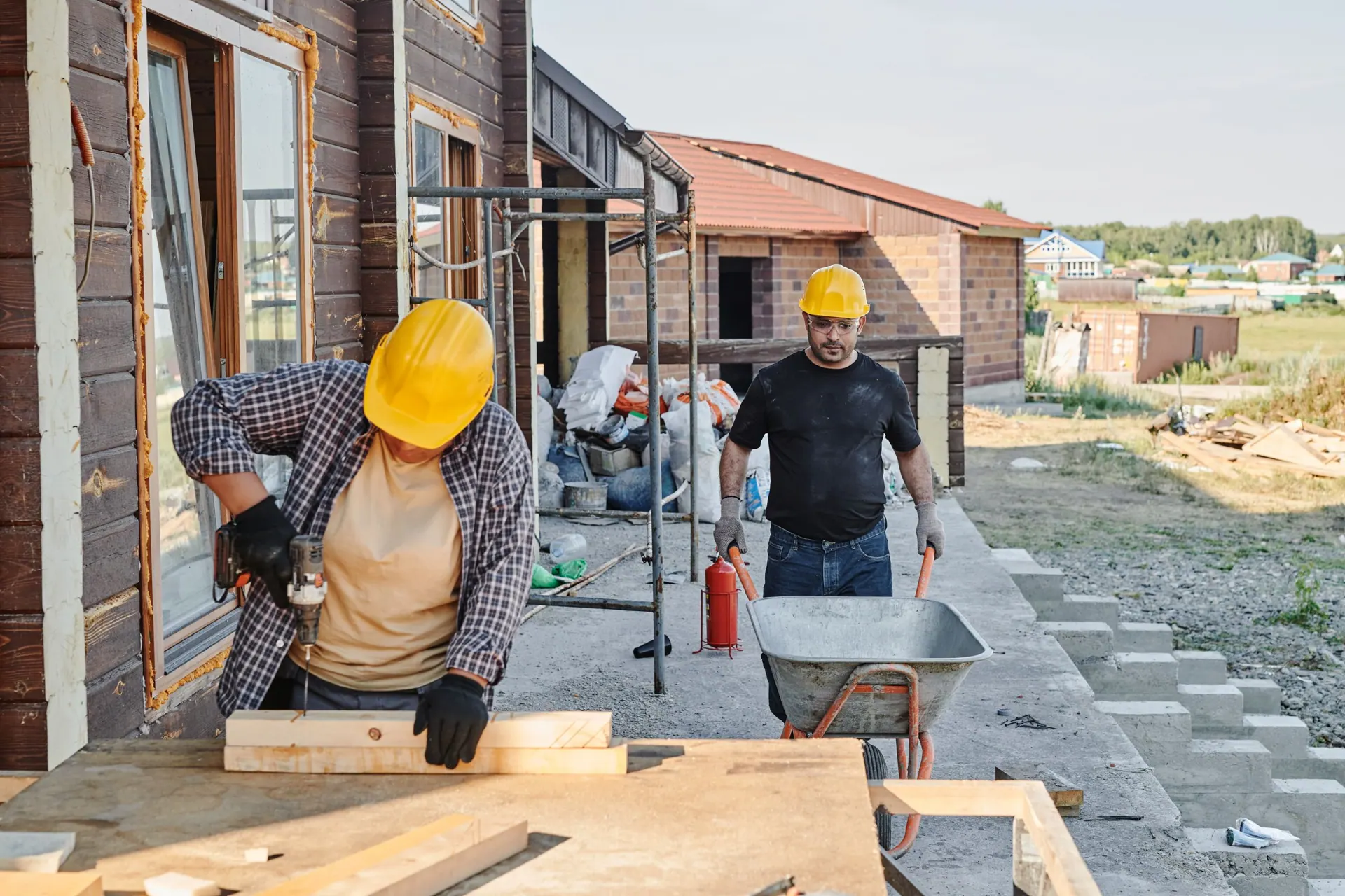 Planken worden gezaagd op de bouwplaats