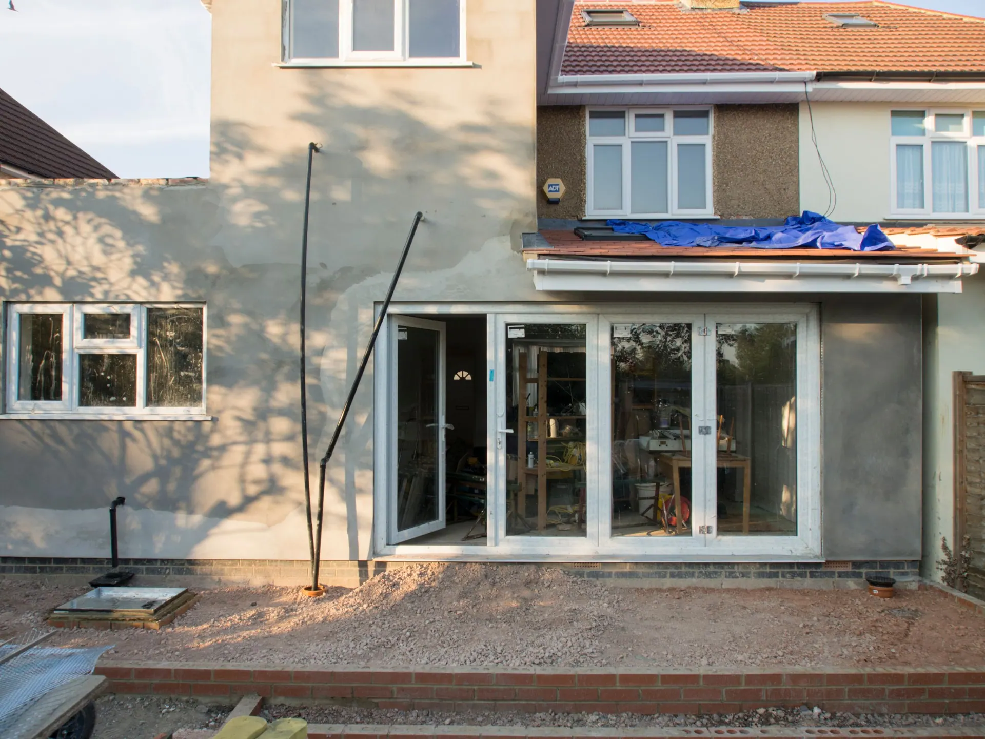 Nieuwe aanbouw met openslaande deuren naar de tuin
