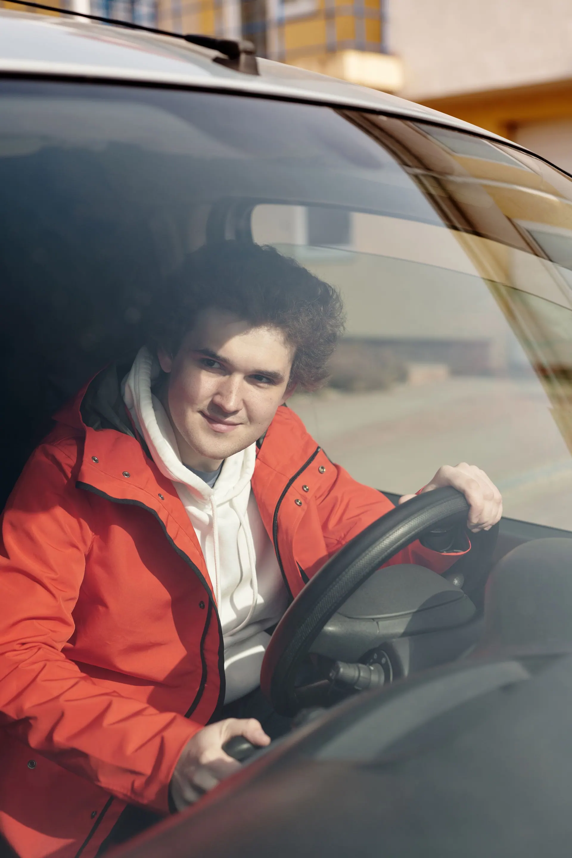 Daan in een rode jas aan het stuur
