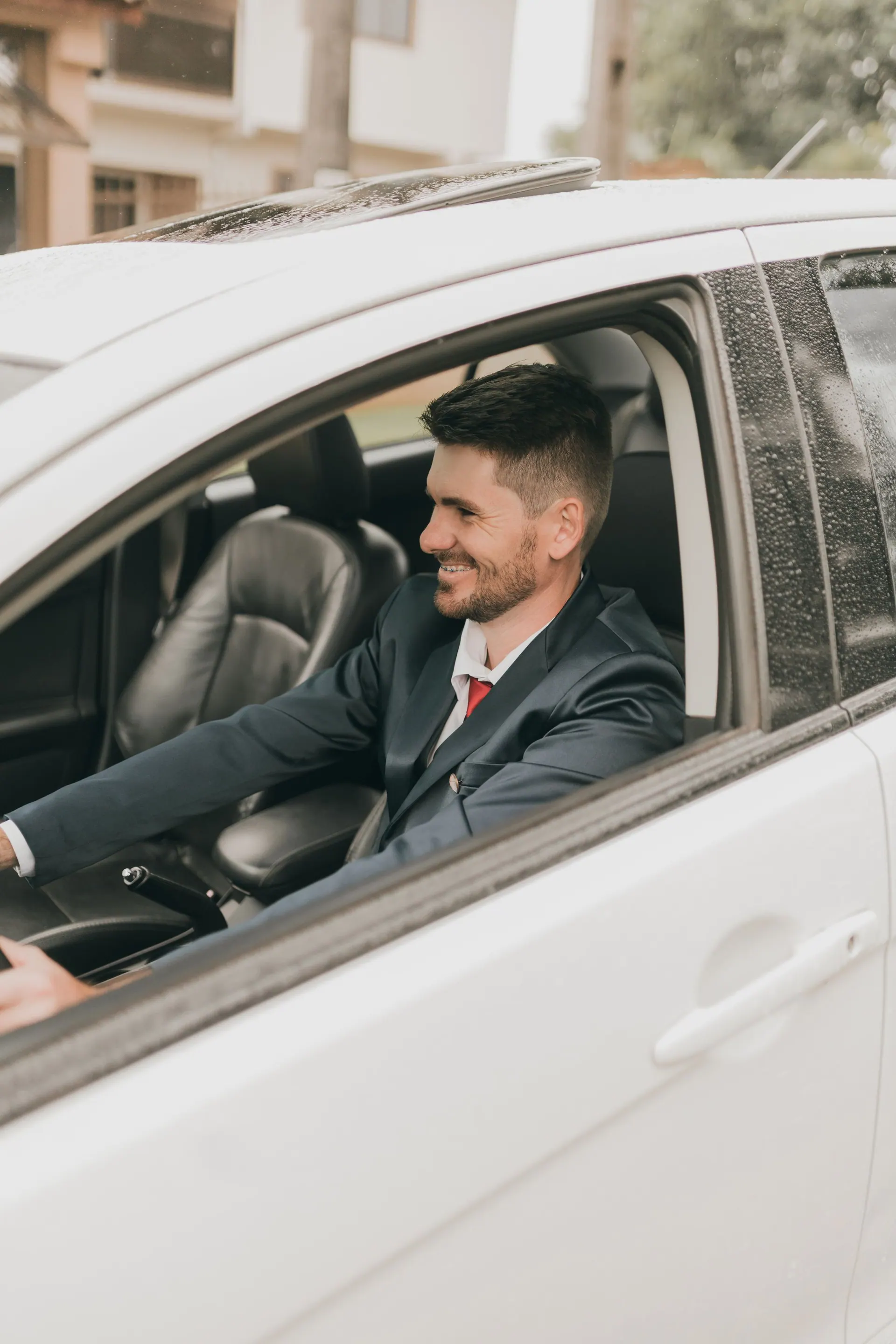 Mark lacht naast een witte auto