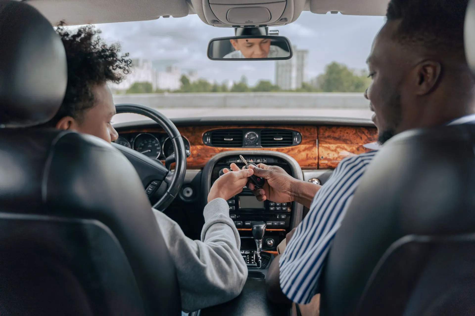 Ruben op de bijrijdersstoel, in gesprek met een leerling