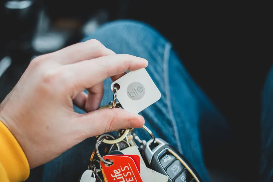 Een autosleutel in een hand
