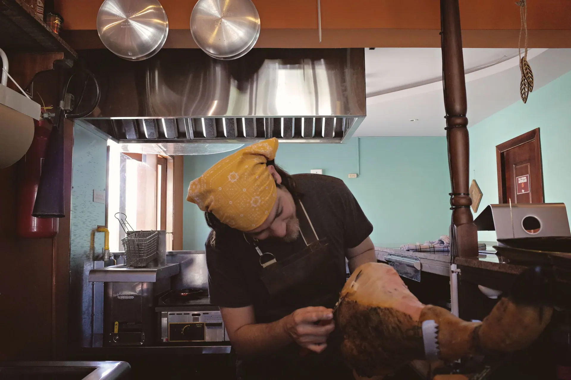 Chef Jesse Vos in zijn keuken