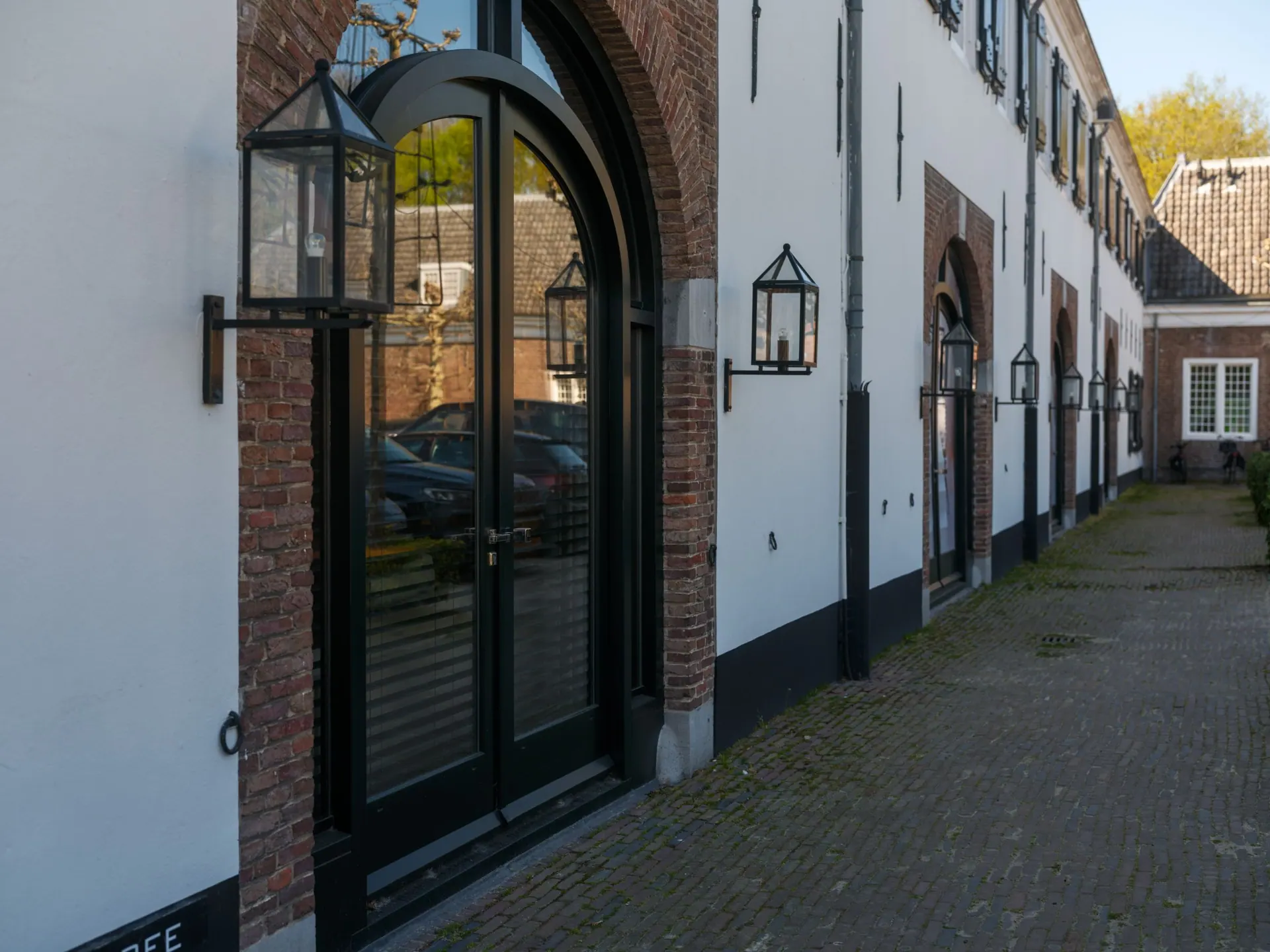 Een deur met lantaarns