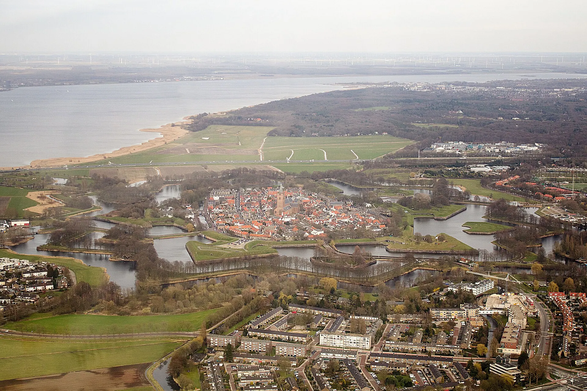 Luchtfoto van de vesting Naarden met de wallen en grachten