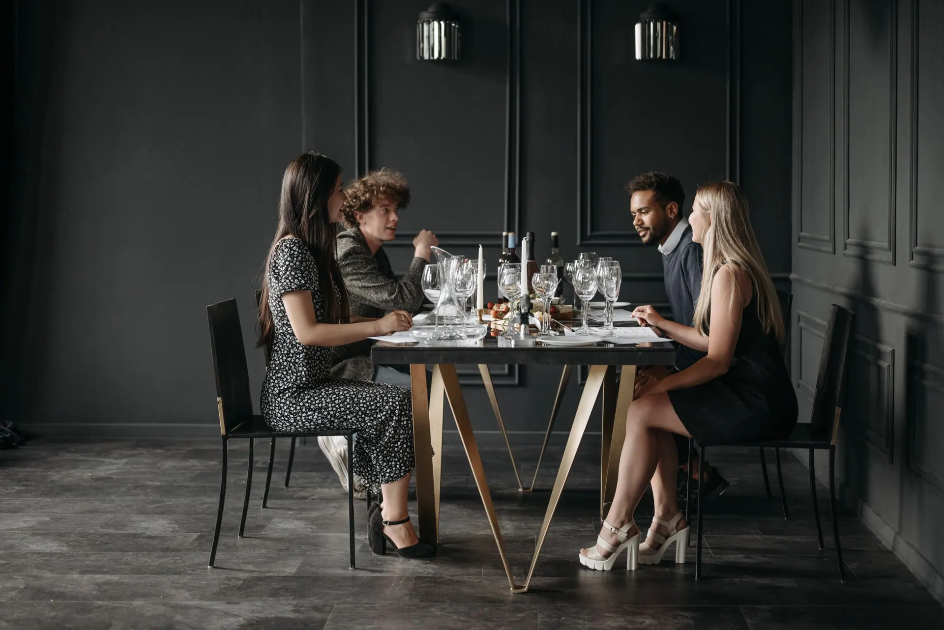 De wijnkamer met donkere muren en een gedekte tafel