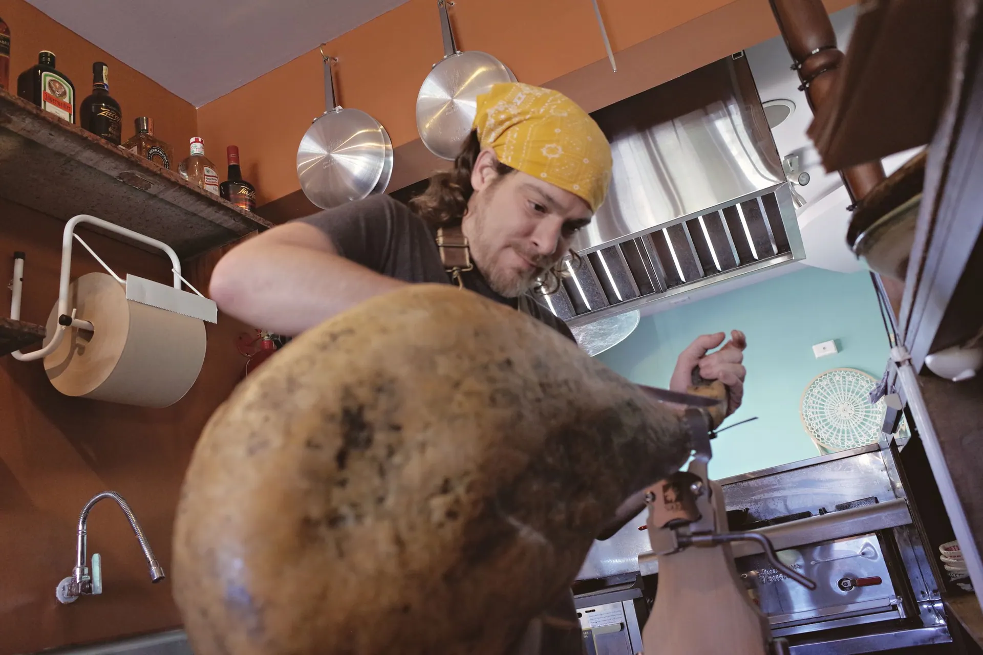 Jesse snijdt ham in de keuken van Sintel