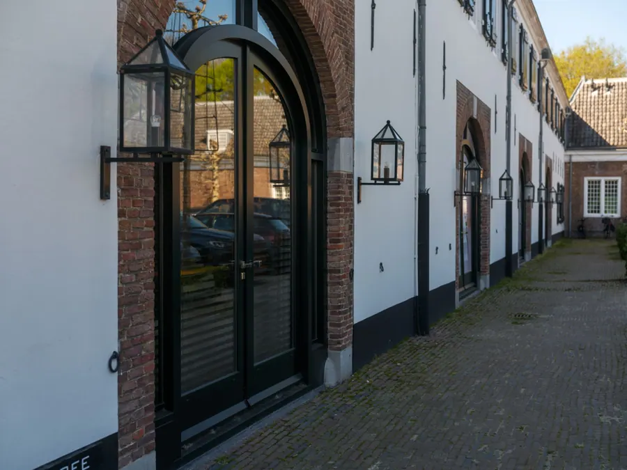 Een deur met lantaarns in Naarden-Vesting