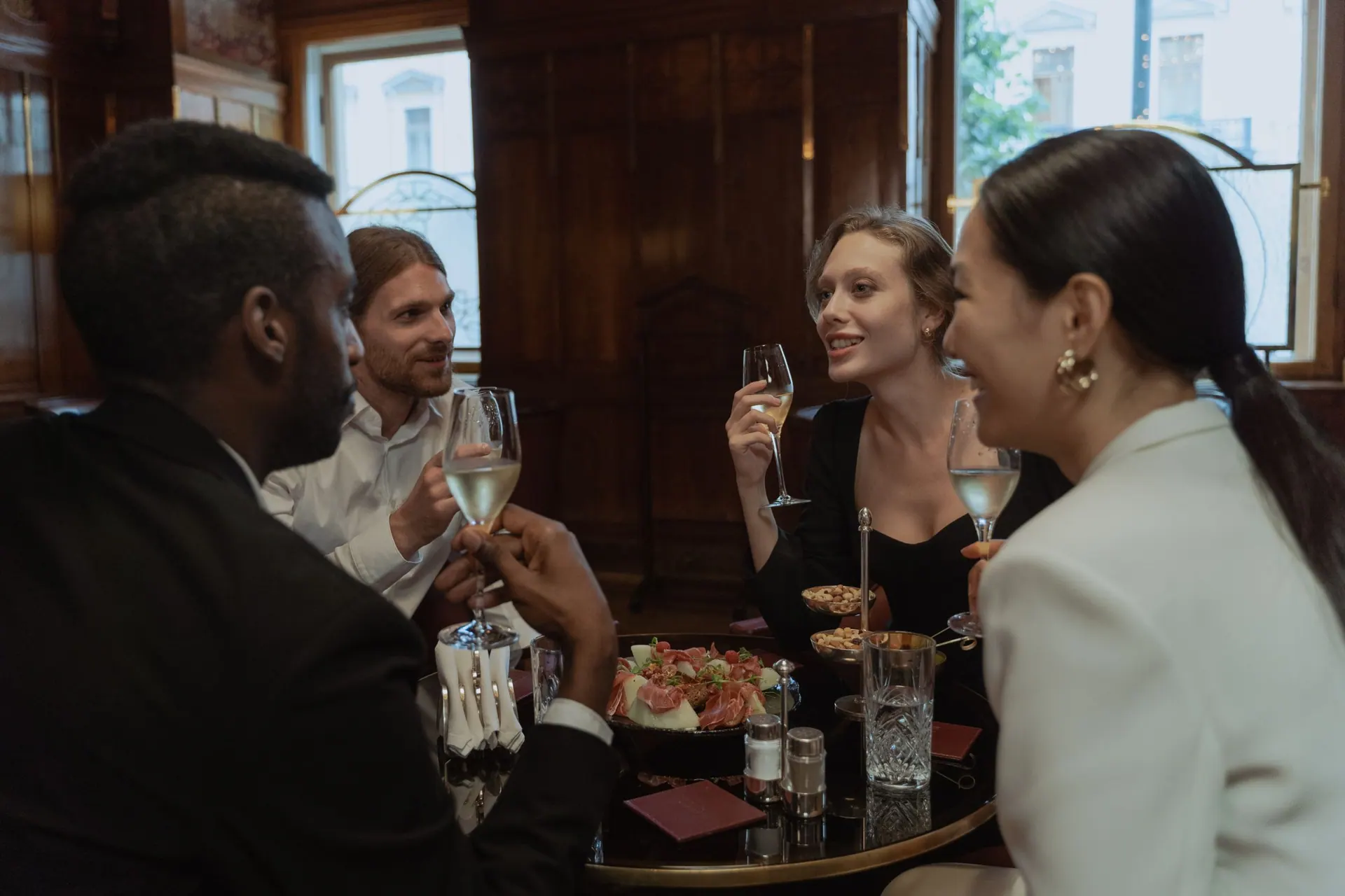 Lachende gasten aan tafel