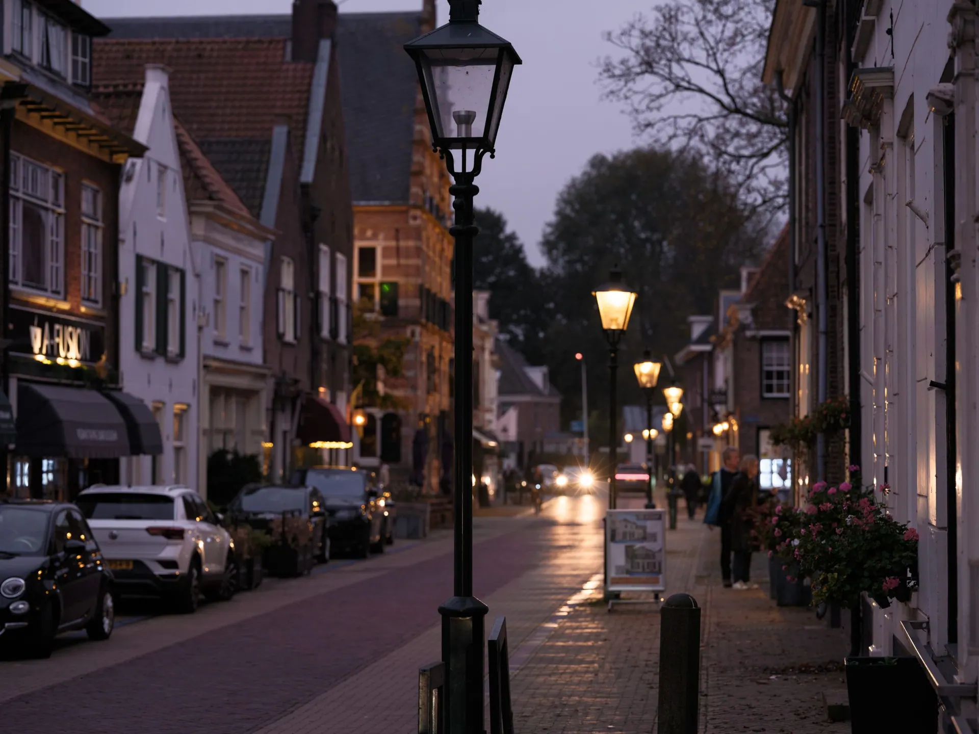 Naarden-Vesting bij avond, de lantaarns zijn aan