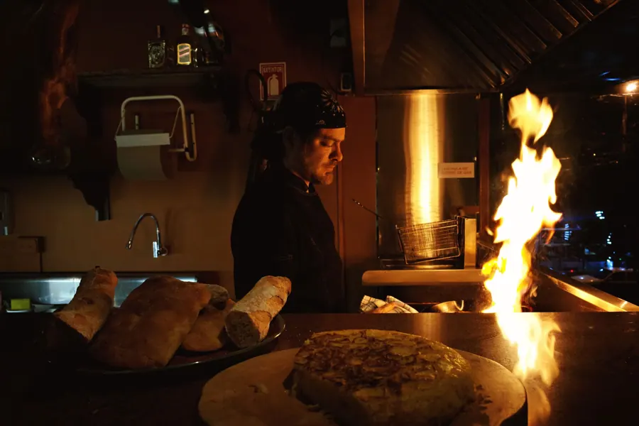 Brood dat naast de vlammen gaart