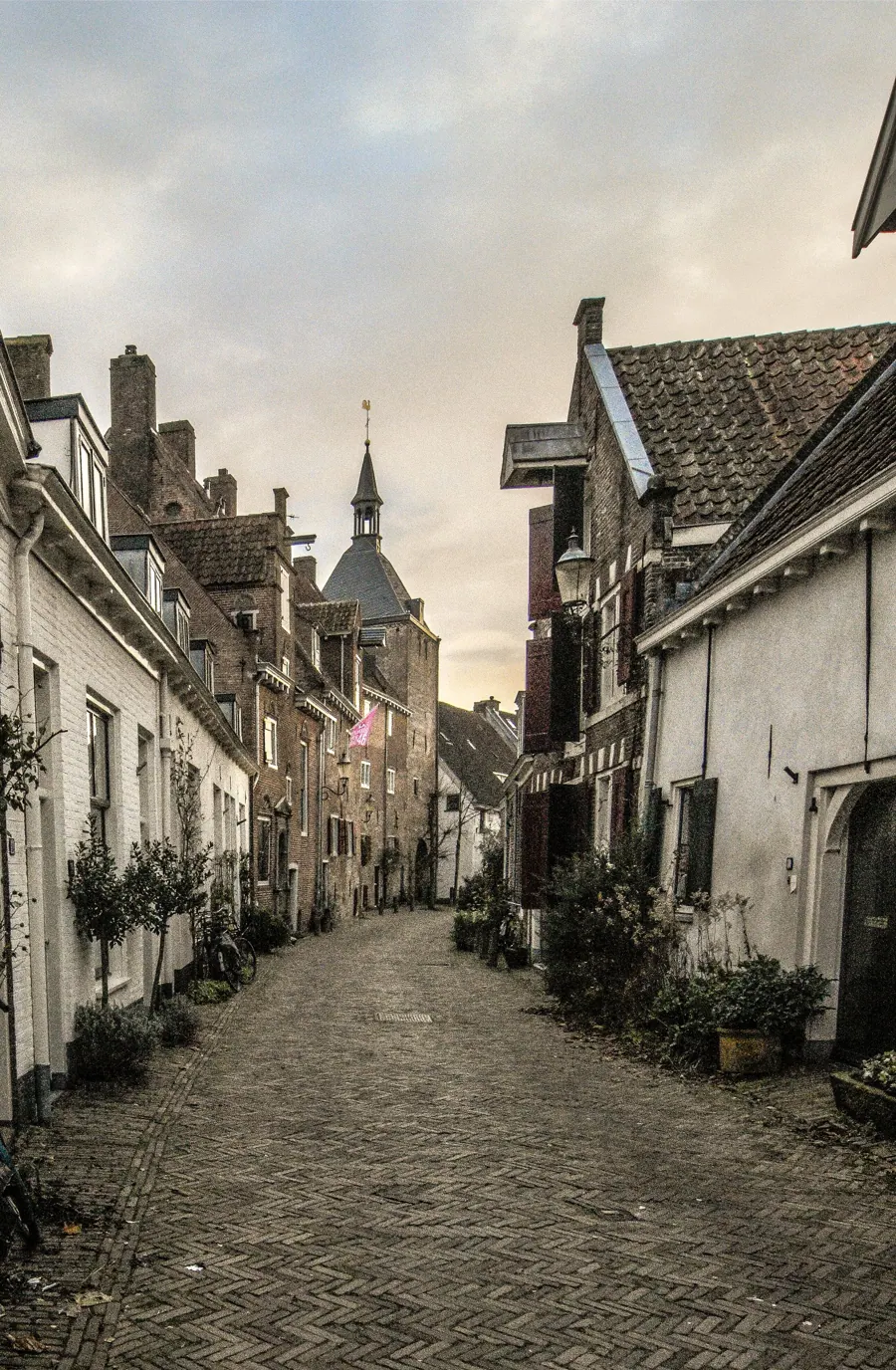 De Muurhuizen in Amersfoort, een smalle straat met oude gevels