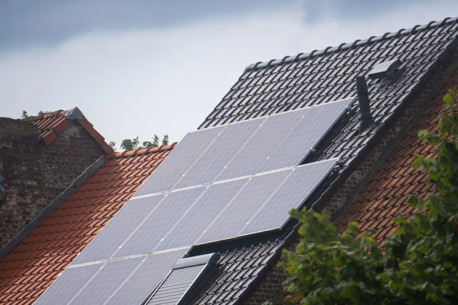 Zonnepanelen op een schuin dak
