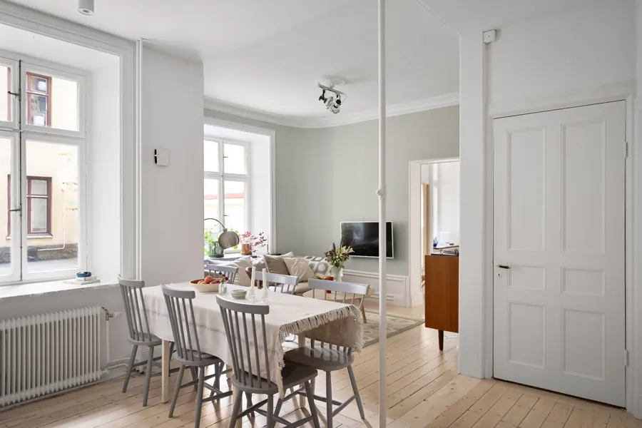 Lichte eetkamer met radiator onder het raam