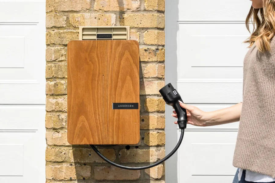 Houten laadpaal aan een bakstenen gevel
