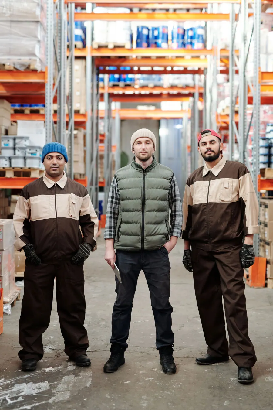 Ravi, Joost en Sem in werkkleding in de werkplaats