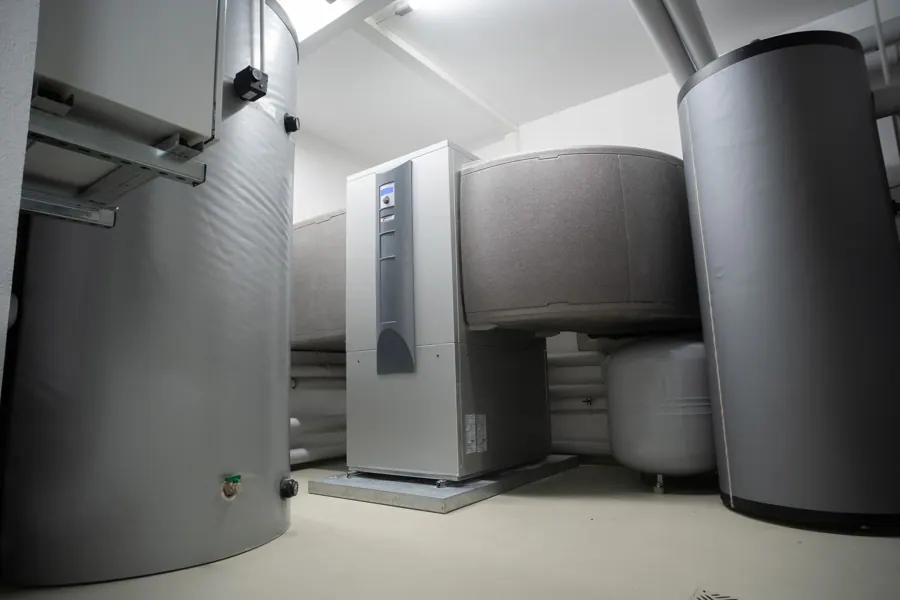 Binnenunit en boiler in een technische ruimte